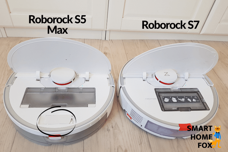 Roborock S7 и S5 Max стоят бок о бок на полу с открытой крышкой.